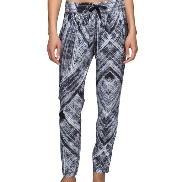Lululemon Namaskar Pant II Heat Wave White Black Women's Size 8 EUC - Picture 1 of 9